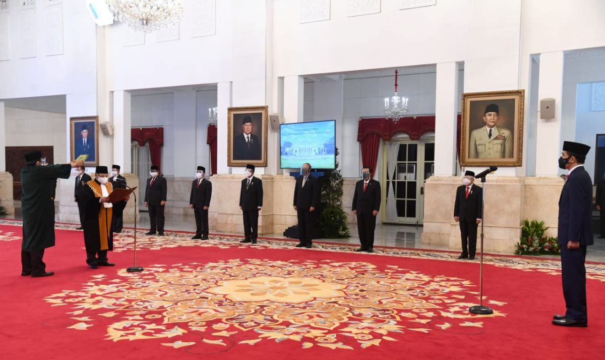 Dr. H. ANDI SAMSAN NGANRO MENGUCAPKAN SUMPAH JABATAN SEBAGAI WAKIL KETUA MA BIDANG YUDISIAL DI HADAPAN PRESIDEN RI