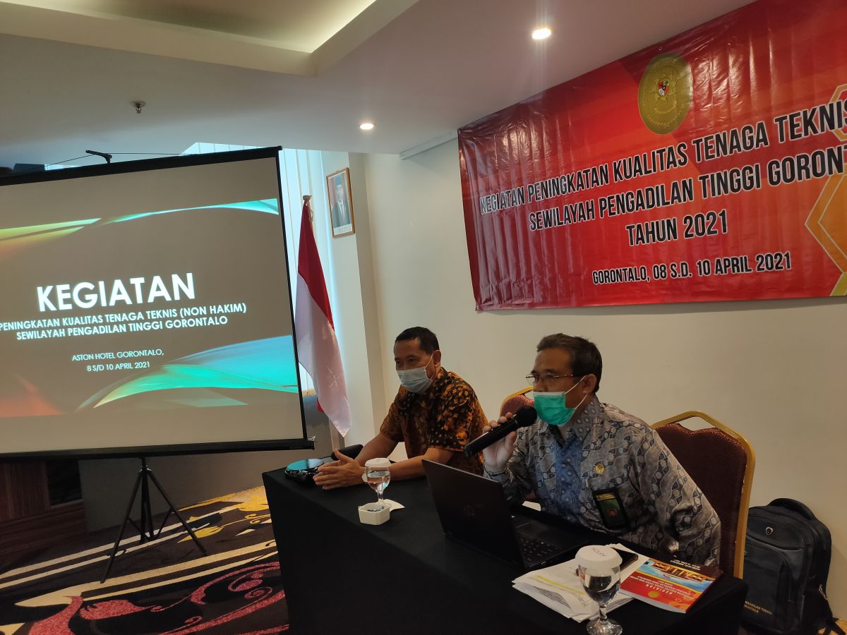 Wakil Ketua Pengadilan Tinggi Gorontalo Menutup Kegiatan Peningkatan Kualitas Tenaga Teknis (Non Hakim) Se-Wilayah Pengadilan Tinggi Gorontalo