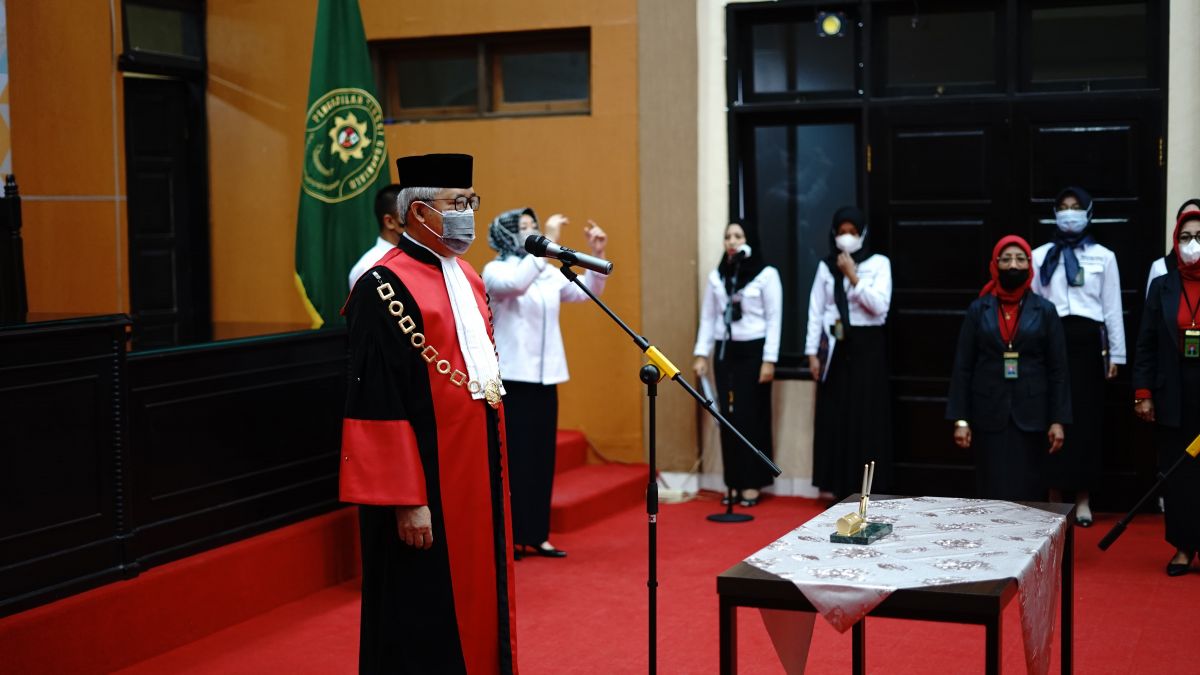 Menyanyikan Lagu Indonesia Raya dan Hymne Mahkamah Agung