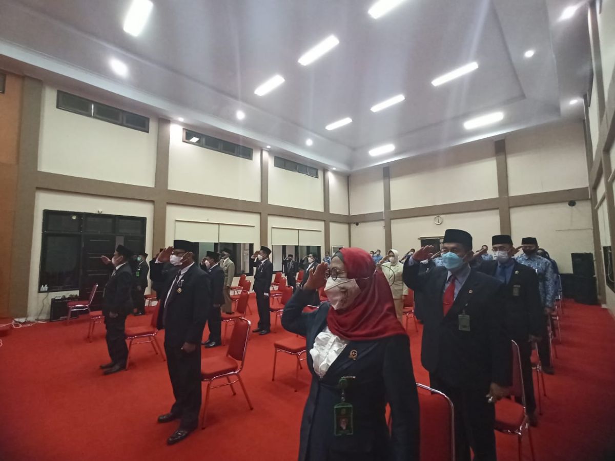 Jajaran Pengadilan Tinggi Gorontalo Mengikuti Upacara Peringatan Detik-detik Proklamasi dan Upacara Penurunan Bendera di Istana Negara secara Daring