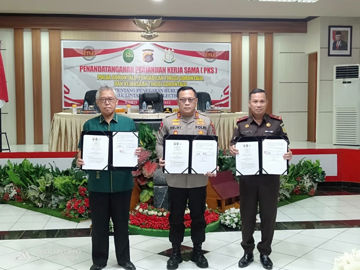 Penandatanganan Perjanjian Kerja Sama (PKS) antara Polda Gorontalo, Pengadilan Tinggi Gorontalo, dan Kejaksaan Tinggi Gorontalo tentang Penegakan Hukum Di Bidang Lalu Lintas Secara Electronic (ETLE)